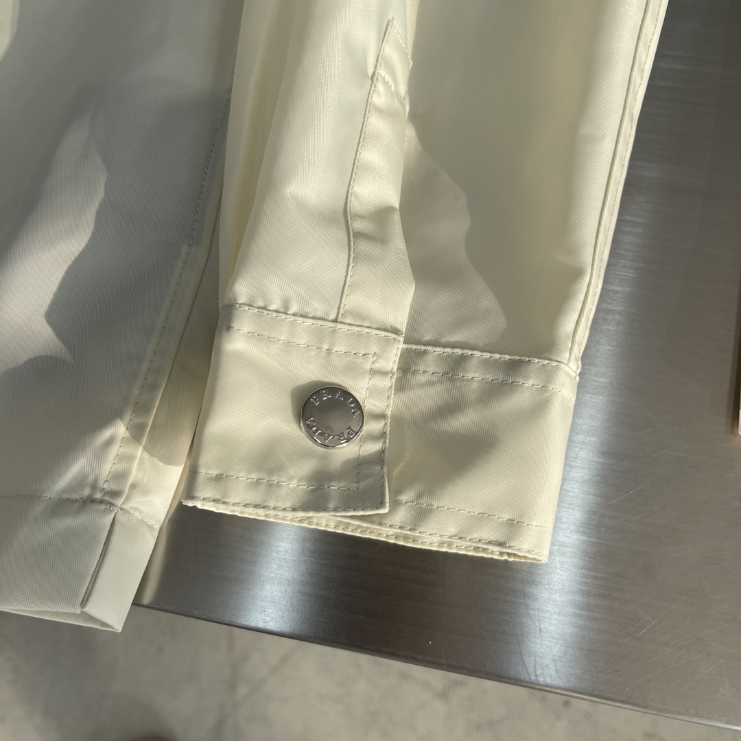 

-PRAD 早春新款衬衣外套
聚酯纤维P+独家跳伞专用  面料定制 左胸前最新元素铆钉点缀 专柜同步
