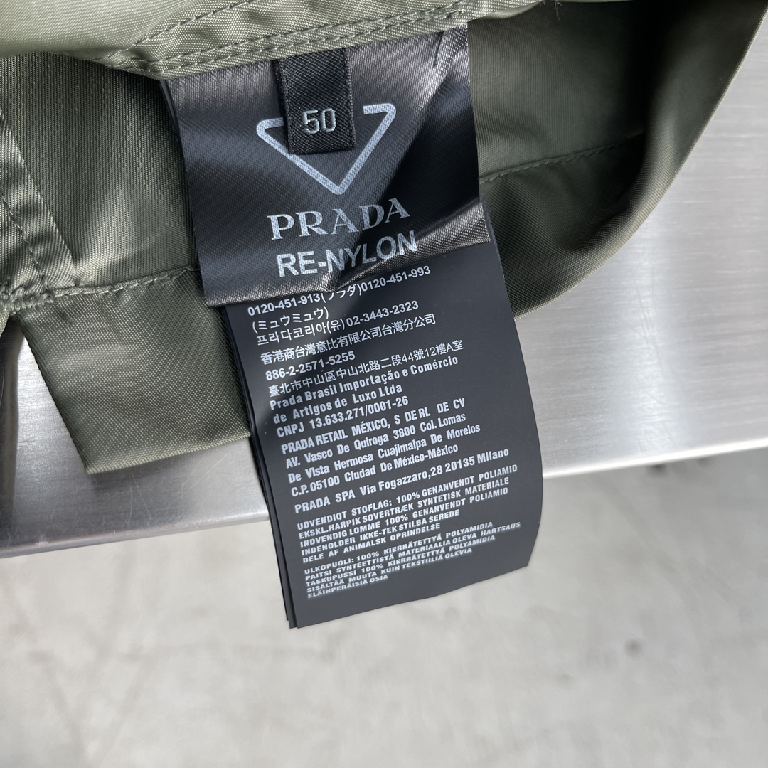 

-PRAD 早春新款衬衣外套
聚酯纤维P+独家跳伞专用  面料定制 左胸前最新元素铆钉点缀 专柜同步