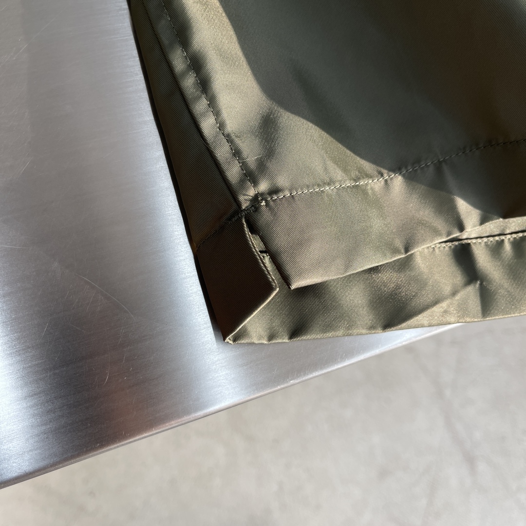 

-PRAD 早春新款衬衣外套
聚酯纤维P+独家跳伞专用  面料定制 左胸前最新元素铆钉点缀 专柜同步