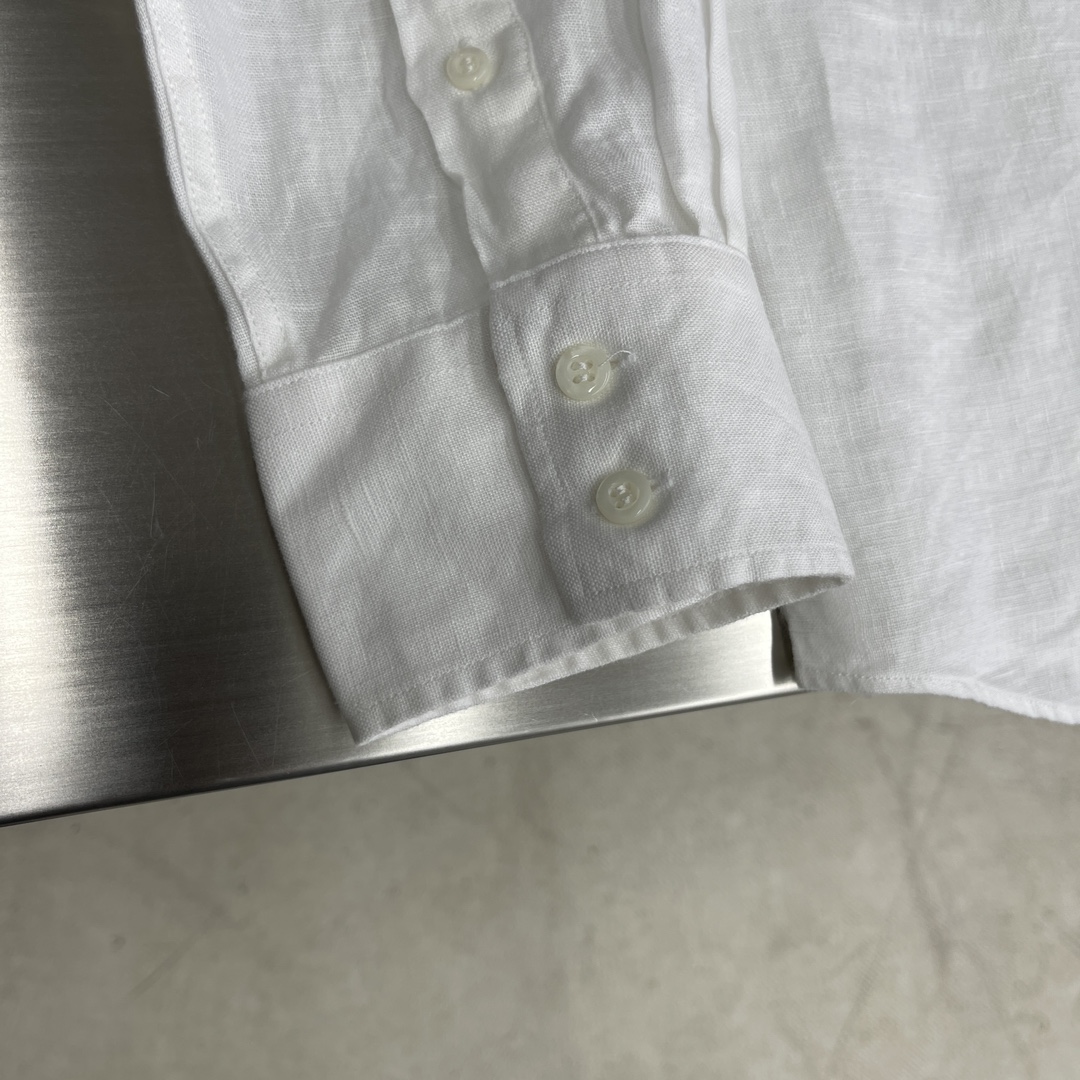 -BC亚麻衬衫是一款采用高质量亚麻材质制作的衬衫具有轻盈透气和舒适的特点其设计简洁大方适合各种场合穿着衬