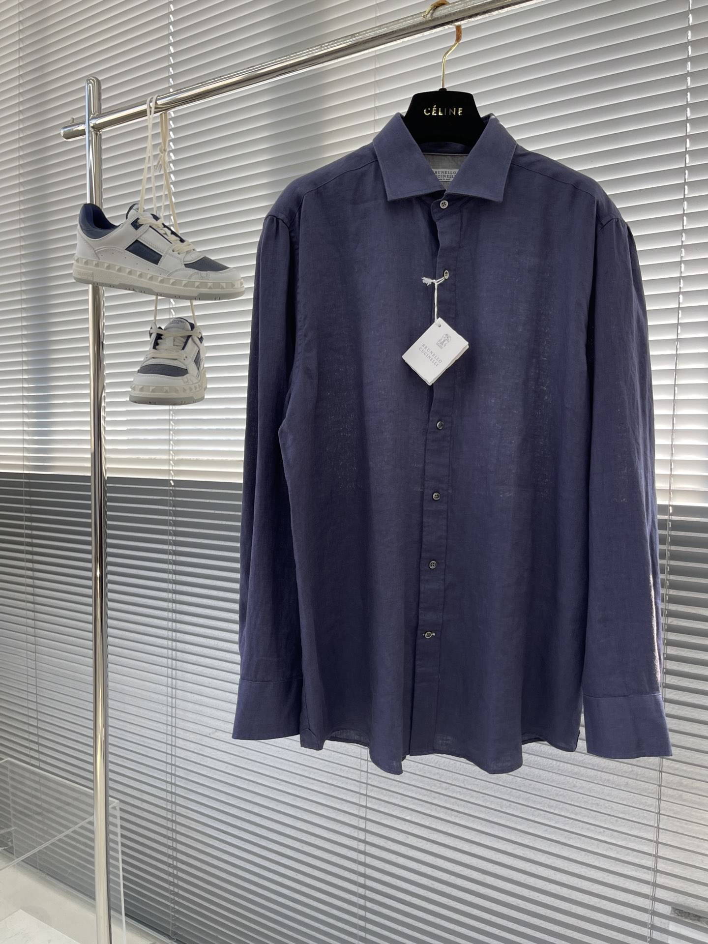 -BC亚麻衬衫是一款采用高质量亚麻材质制作的衬衫具有轻盈透气和舒适的特点其设计简洁大方适合各种场合穿着衬