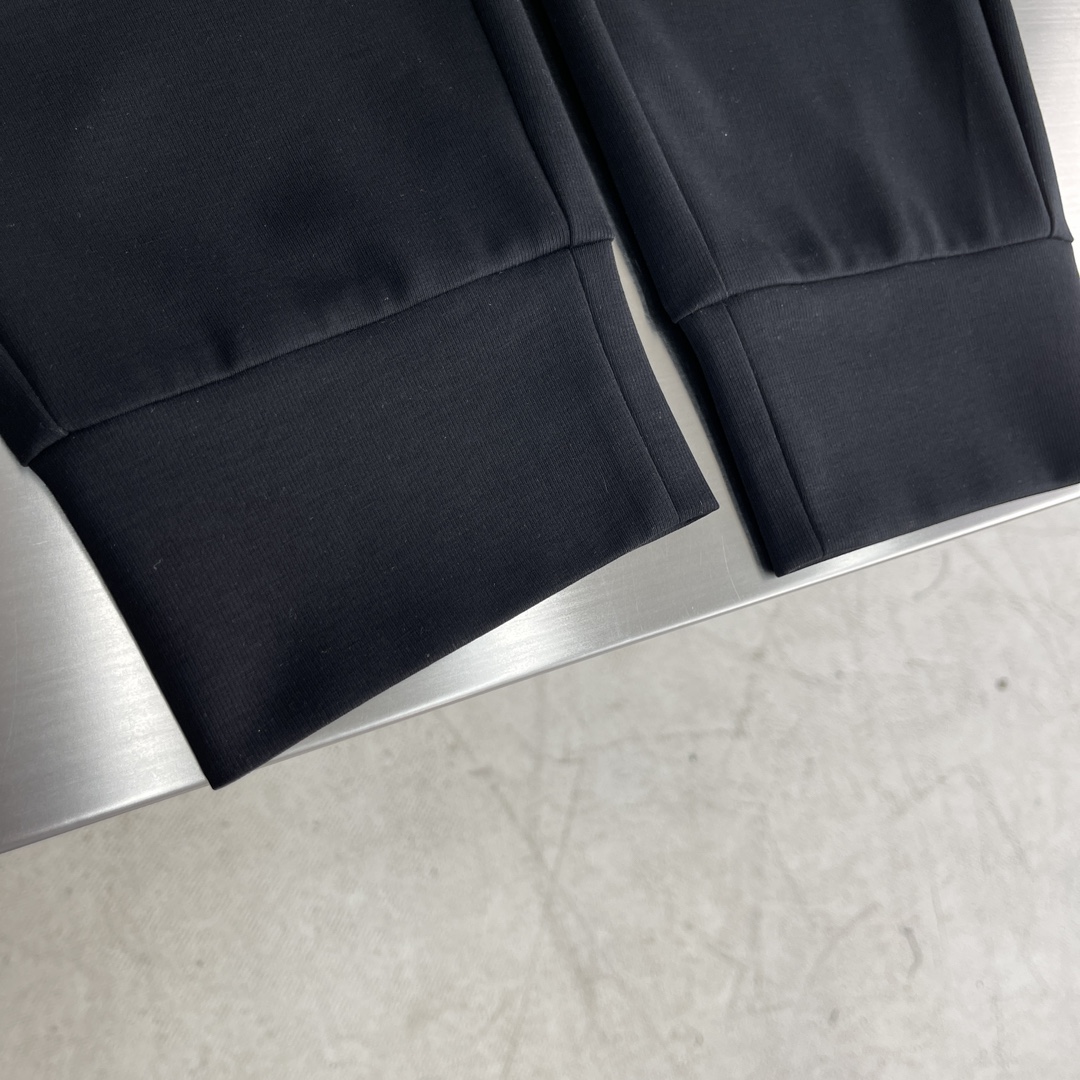 -2024春夏Mon标识薄款休闲卫裤简约式的美感宽松版型裁剪,薄款设计具备独断专行的魅力,诠释品牌最新时