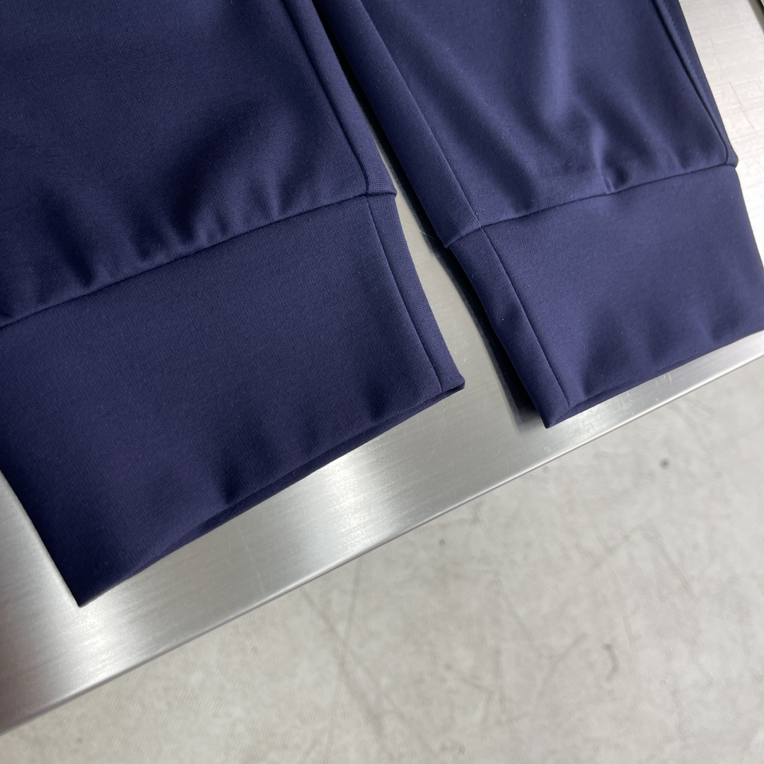 -2024春夏Mon标识薄款休闲卫裤简约式的美感宽松版型裁剪,薄款设计具备独断专行的魅力,诠释品牌最新时