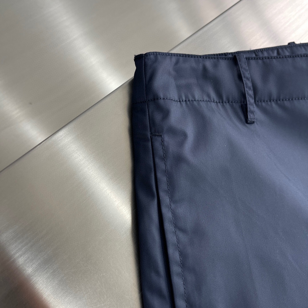 -PRAD新款工装休闲裤这款长裤采用re-nylon再生尼龙面料打造饰以标志性的涂珐琅三角形金属徽标再生