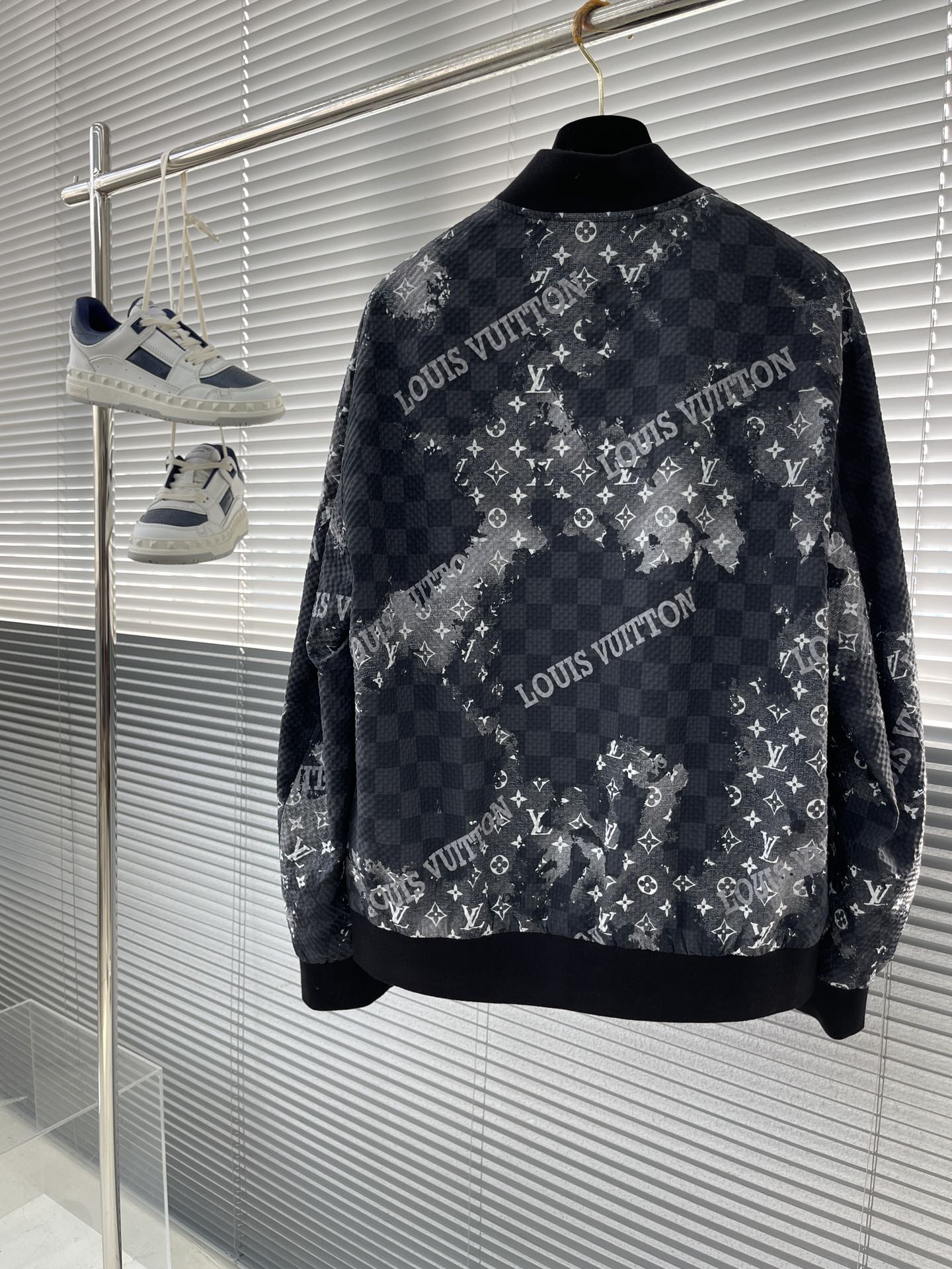  LV 2025春季新款夹克外套，秀场新品‼品相非常完美，双面穿舒适保暖，三标齐全色泽饱满诱人，非常出彩
