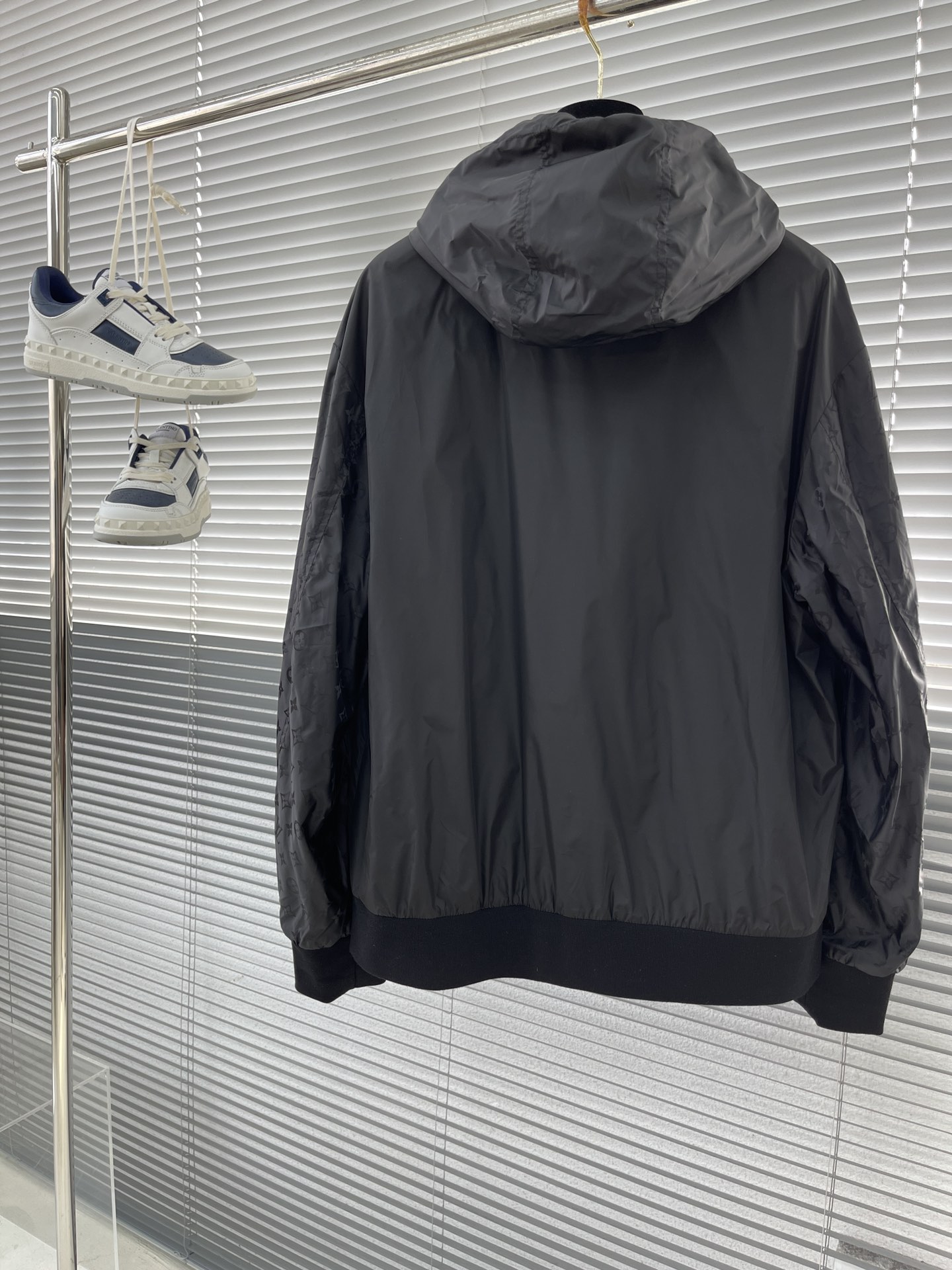 Louis Vuitton 2025 Early Spring Black Jacket - Comfortable and Stylish 10 i1711014158 6463 1