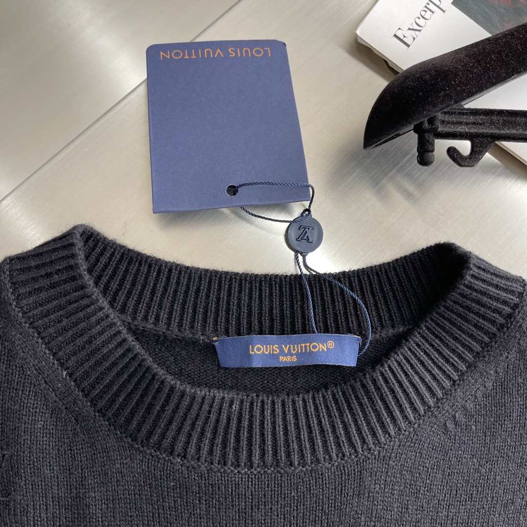 -驴牌 满身绣花套头毛衣 购入原版 15070￥。 毛料我们选用高端50%巴素兰羊毛 进行打色以及定染，