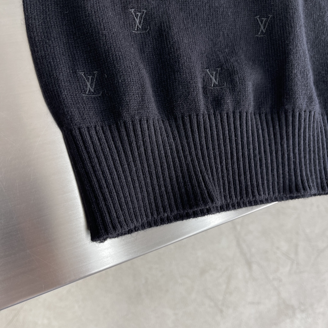 -驴牌 满身绣花套头毛衣 购入原版 15070￥。 毛料我们选用高端50%巴素兰羊毛 进行打色以及定染，