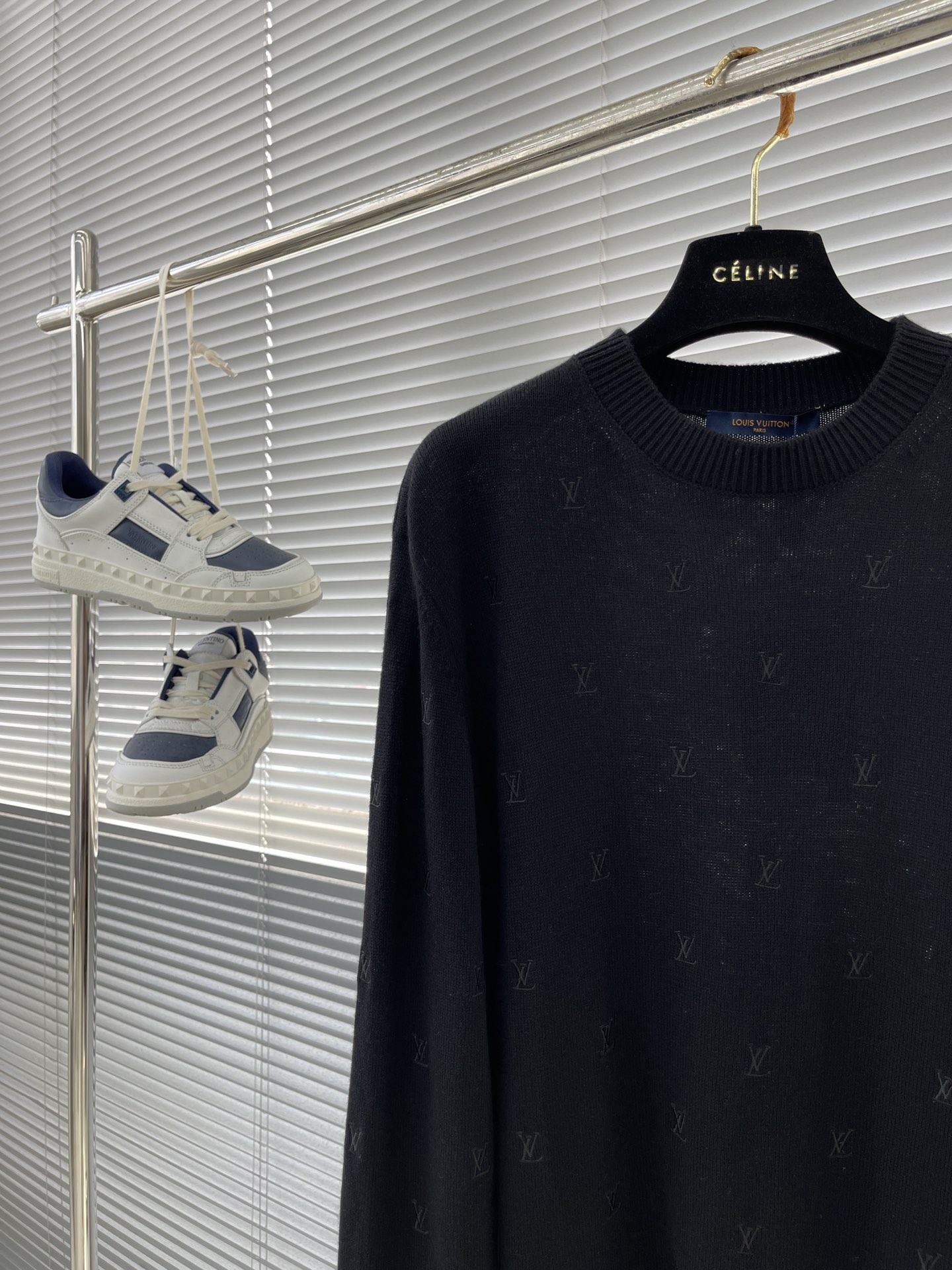 -驴牌 满身绣花套头毛衣 购入原版 15070￥。 毛料我们选用高端50%巴素兰羊毛 进行打色以及定染，