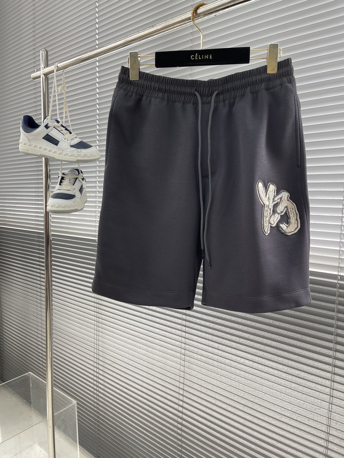 Y-3 2024春夏最新款短裤。顶级品质，原版定制面料，超薄透气干爽。品牌简约大方得体。\n码数:S-XXL