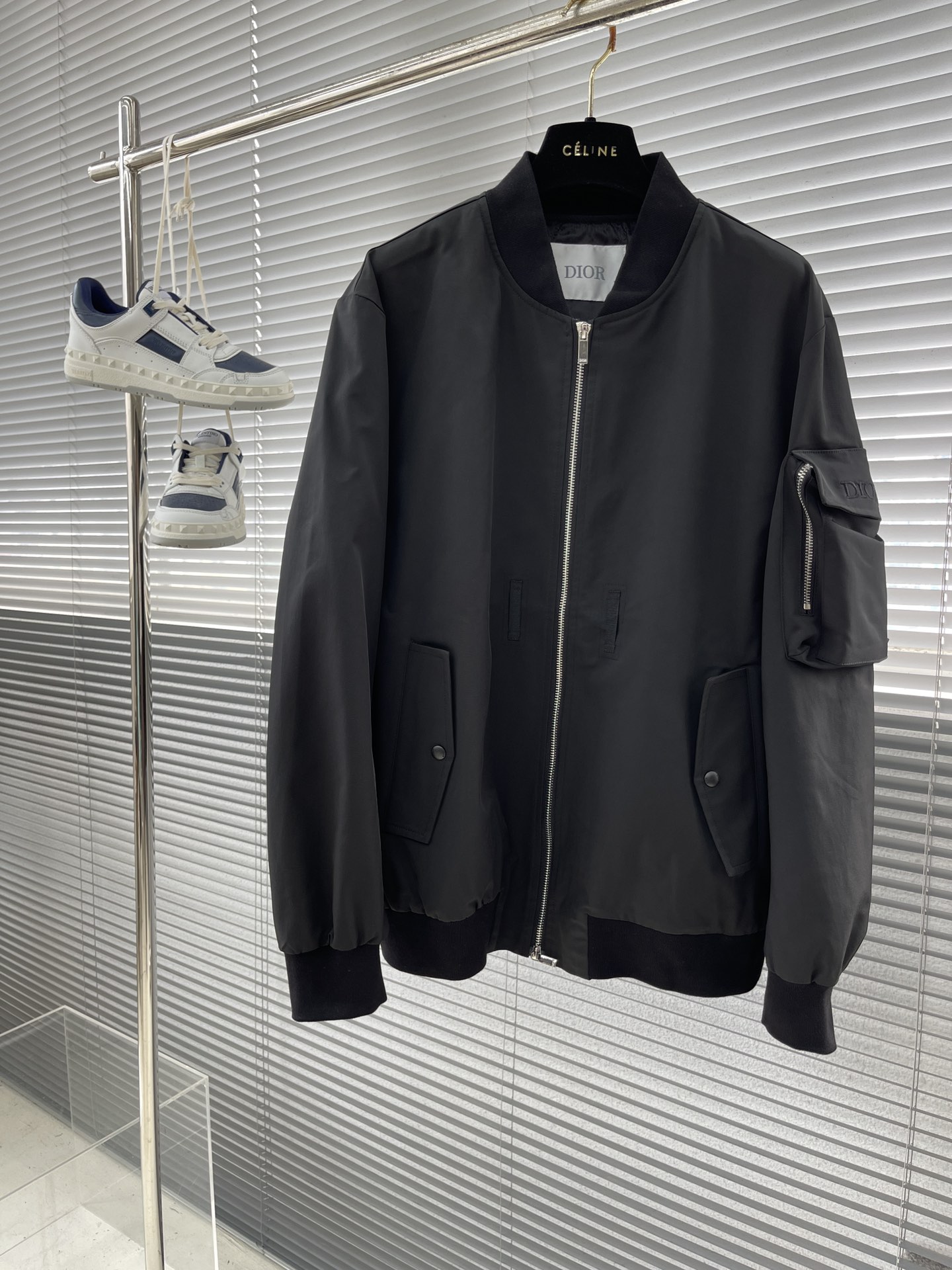 Dio 新款同步夹克外套。简单极致的版型剪裁是品牌的设计理念。绝对的极品，面料采用原版面料，订织螺纹。袖子口袋配以品牌logo，简单极致，车工精湛……\n颜色：黑色 ，蓝色码数：M-XXL