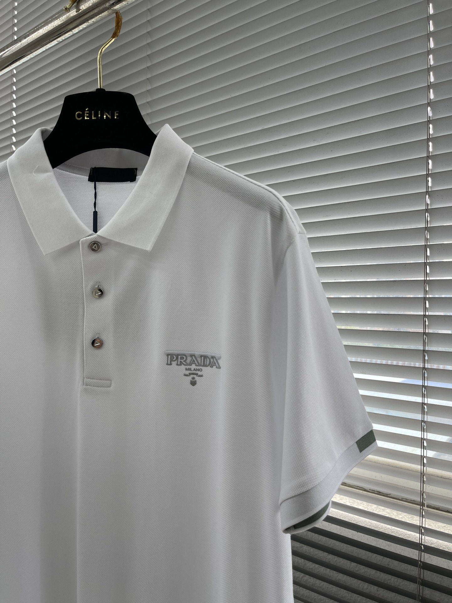 

-PRAD 25SS字母Logo翻领Polo
精选原版大单珠地面料  面料立体有型 领子螺纹同步染色