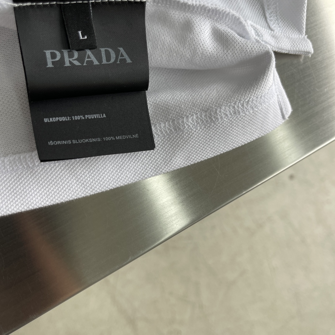

-PRAD 25SS字母Logo翻领Polo
精选原版大单珠地面料  面料立体有型 领子螺纹同步染色