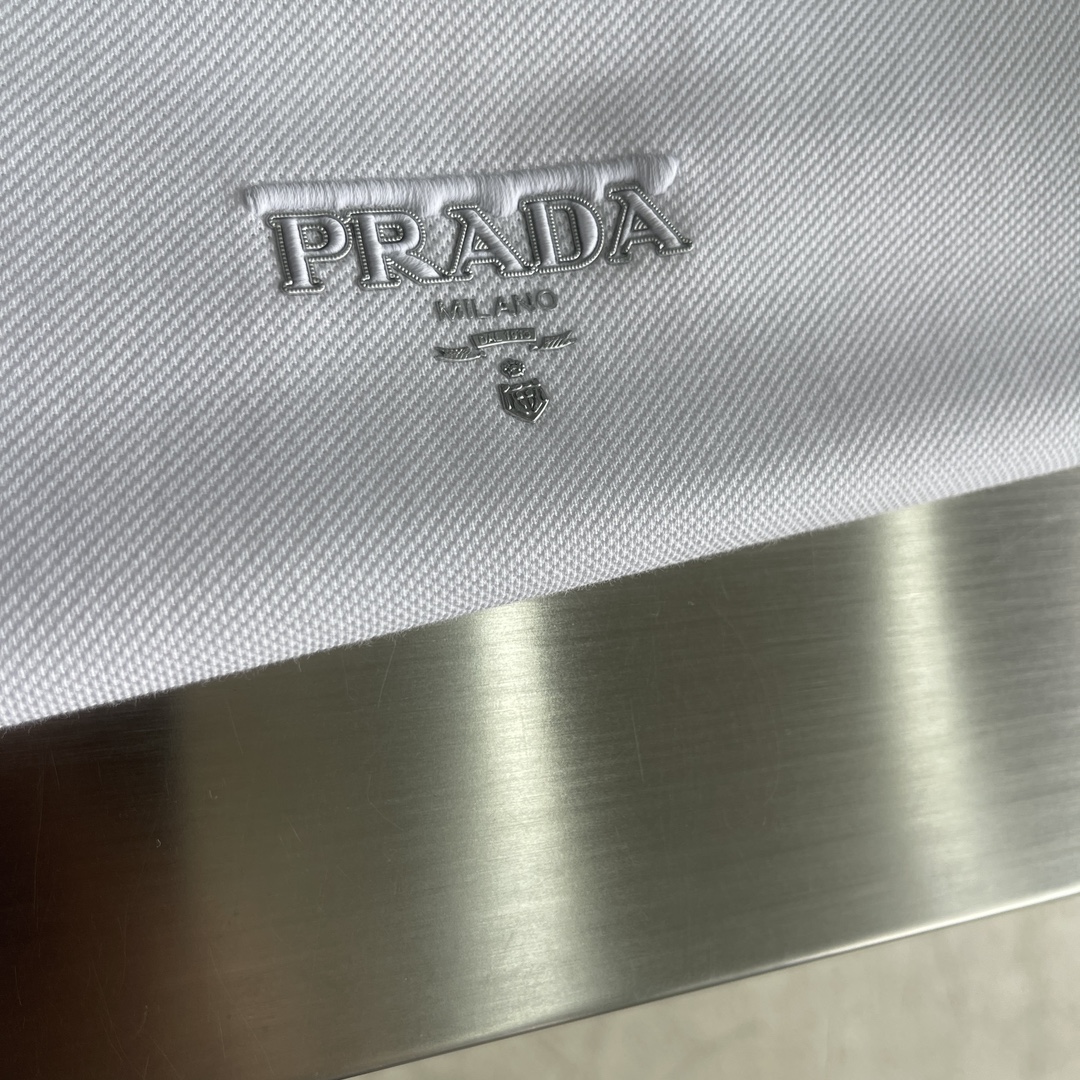 

-PRAD 25SS字母Logo翻领Polo
精选原版大单珠地面料  面料立体有型 领子螺纹同步染色