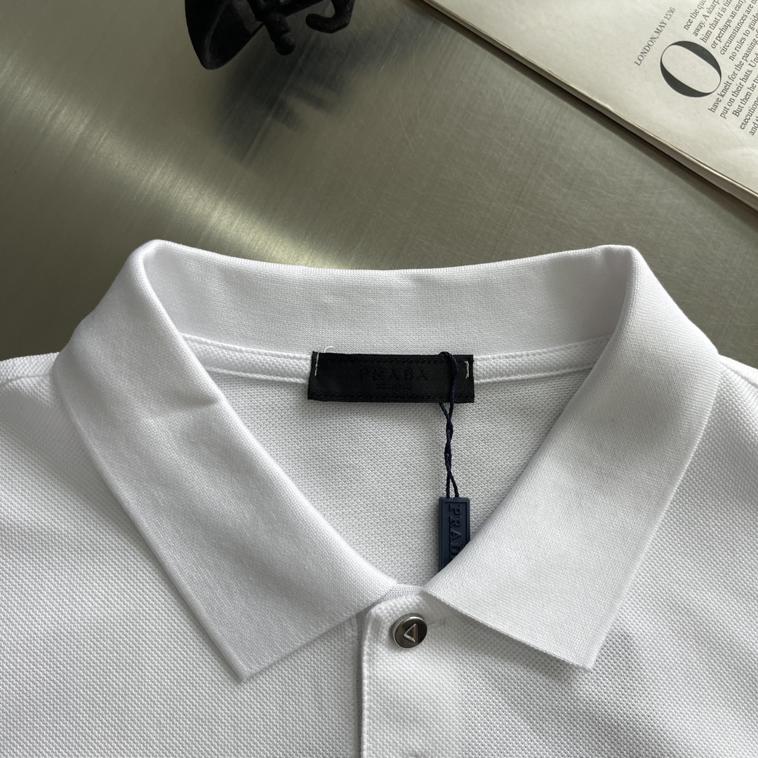 

-PRAD 25SS字母Logo翻领Polo
精选原版大单珠地面料  面料立体有型 领子螺纹同步染色