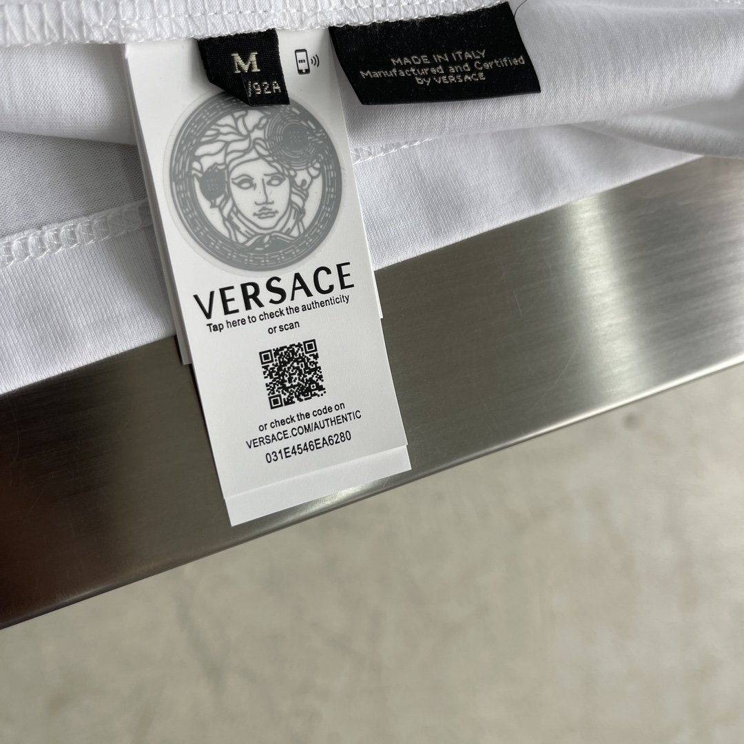 -Versac2024ss新品新系列Medusa元素亮金印花徽标棉质矩袖丁恤极简风设计中透露出高级百搭的