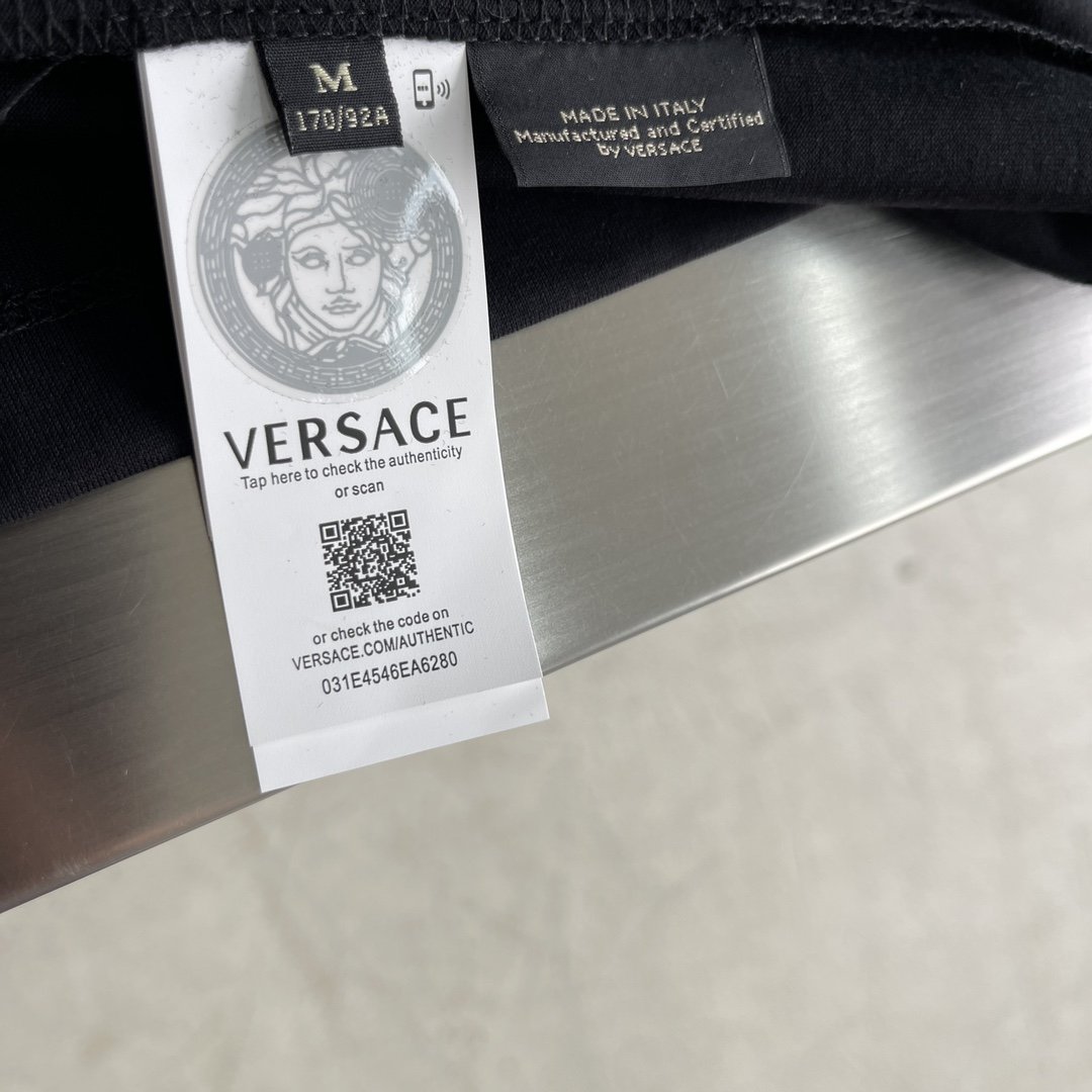 -Versac2024ss新品新系列Medusa元素亮金印花徽标棉质矩袖丁恤极简风设计中透露出高级百搭的