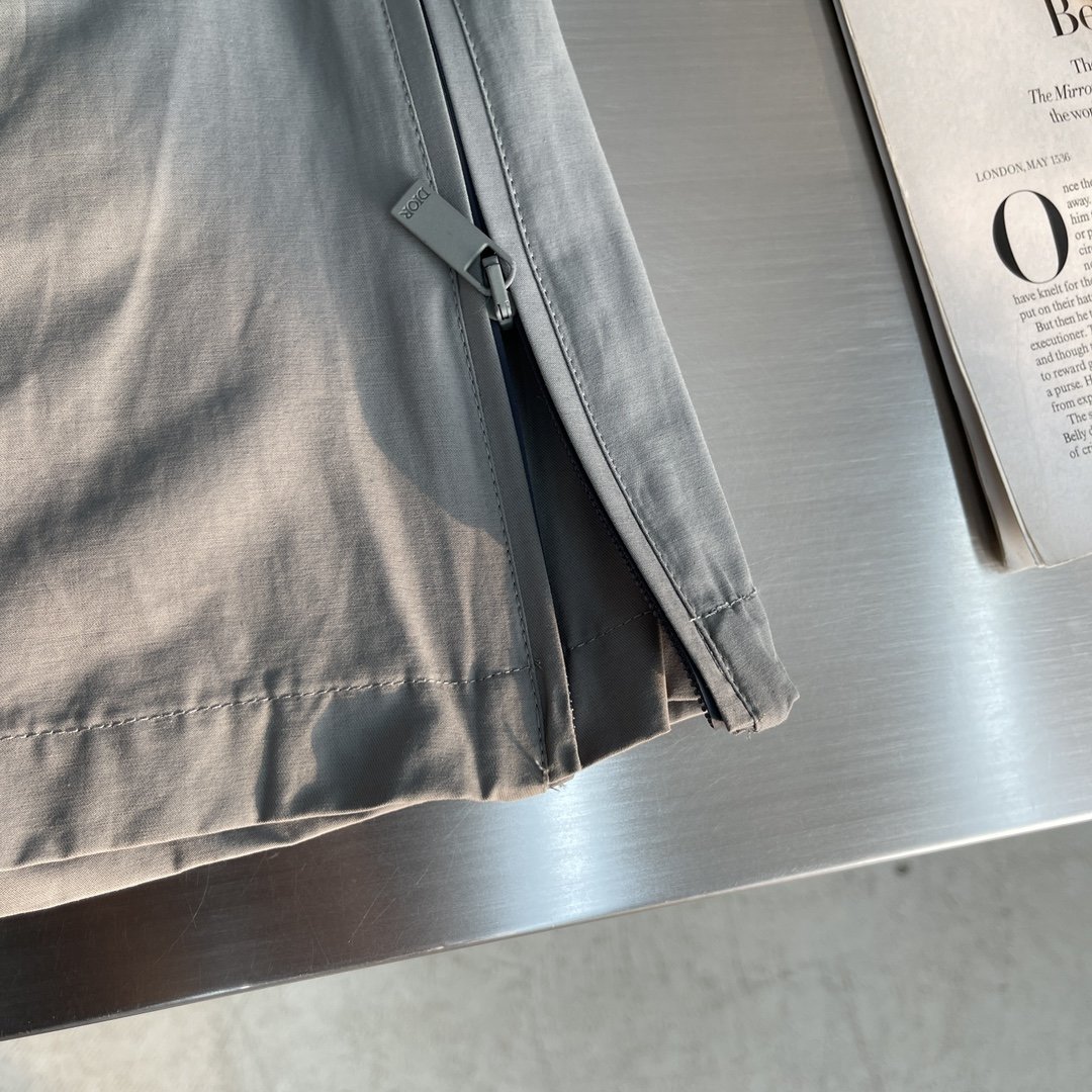 -Dio2024新款短裤此款短裤原版开模采用灰色棉质混纺面料制作带有侧面和后侧拉链口袋侧面展示三角形衬料