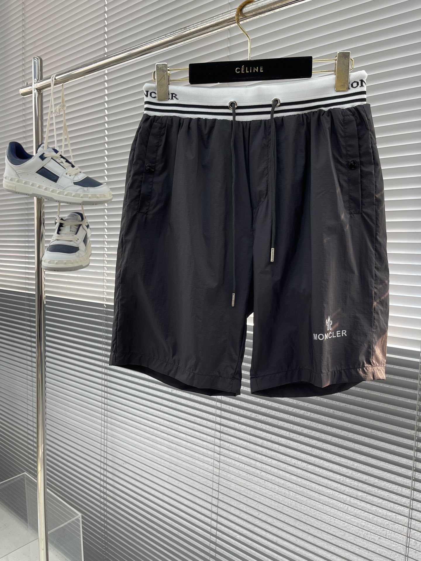 \n-Mon 24夏季新款短裤  定制面料透气舒适度高  细节无可挑剔  手感细腻柔软 上身版型赞。\n码数：sbed-56（M-3XL）
