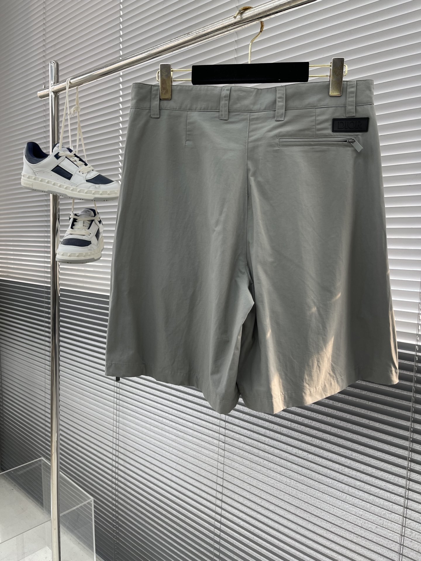 -Dio2024新款短裤此款短裤原版开模采用灰色棉质混纺面料制作带有侧面和后侧拉链口袋侧面展示三角形衬料