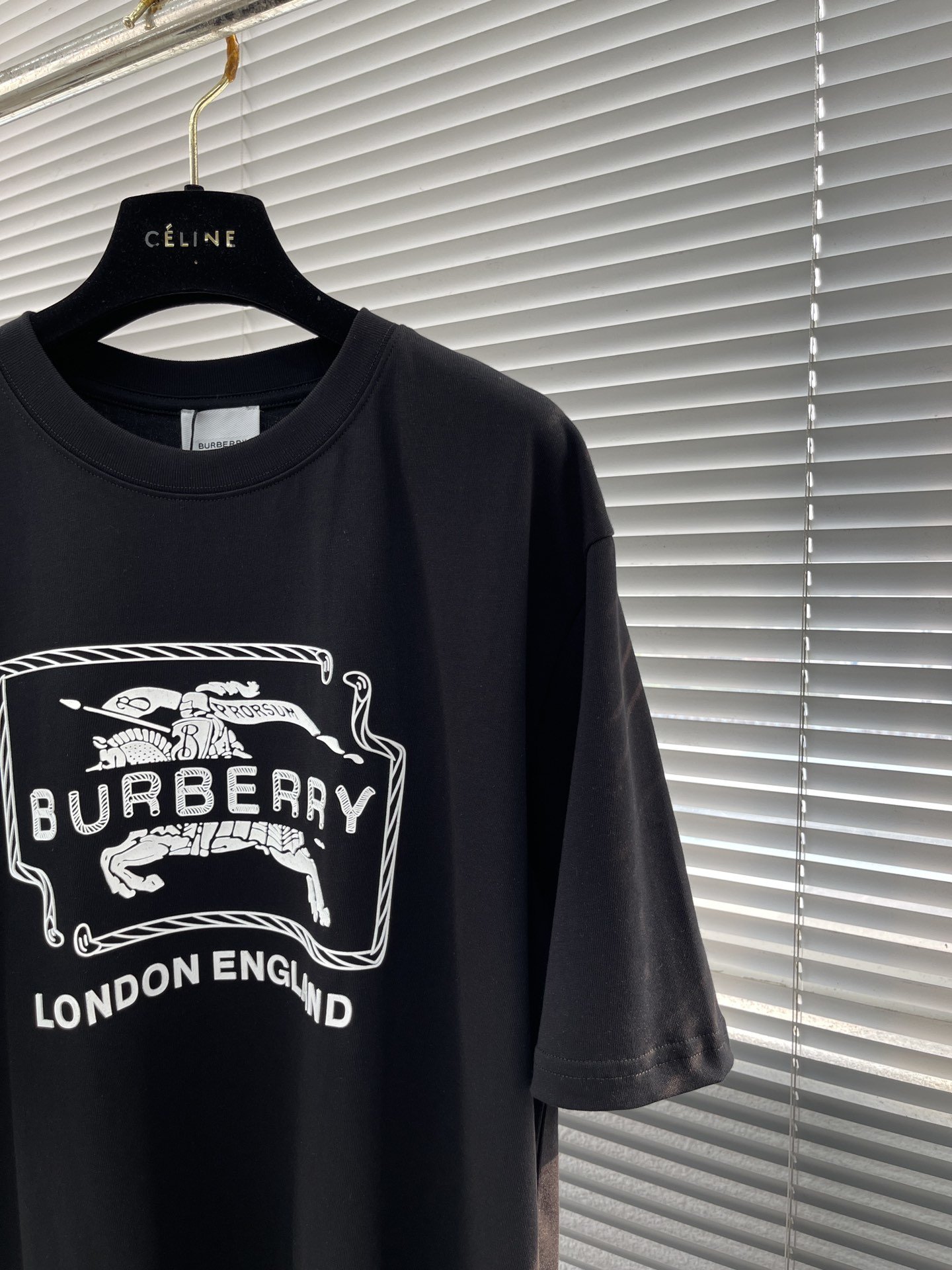 -BBR23夏装微章短袖印花系列Bur于2018年推出了新的字母组合和标志由PeterSaville设计