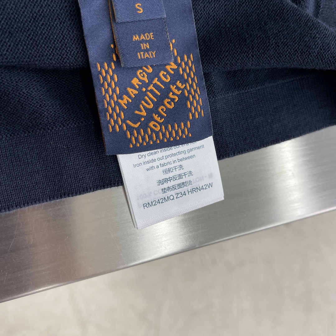 

-驴牌    25ss新款短袖圆领衫取材柔软棉质针织，为衣袖铺陈 Monogram 提花凸纹，成就各