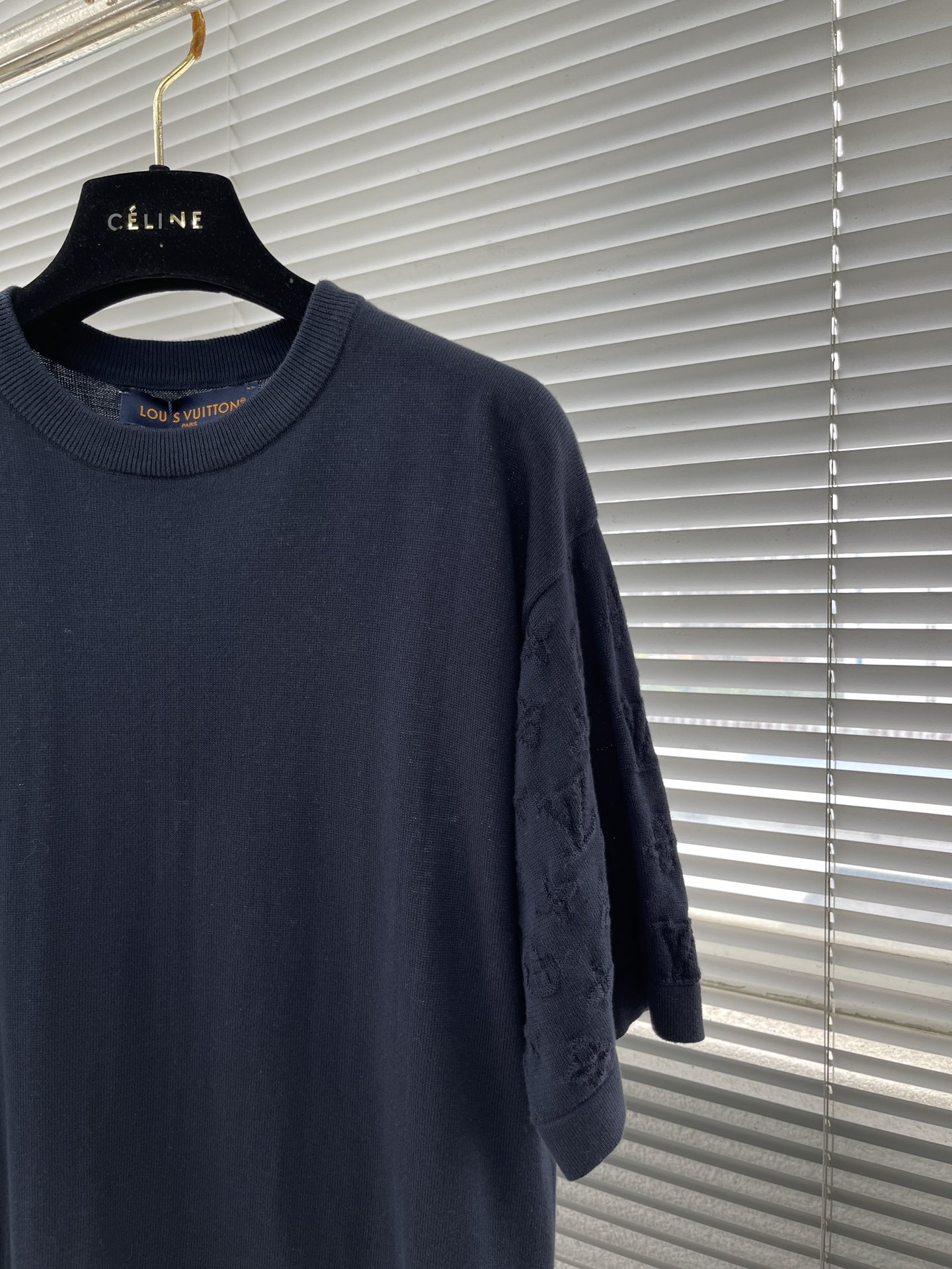 

-驴牌    25ss新款短袖圆领衫取材柔软棉质针织，为衣袖铺陈 Monogram 提花凸纹，成就各