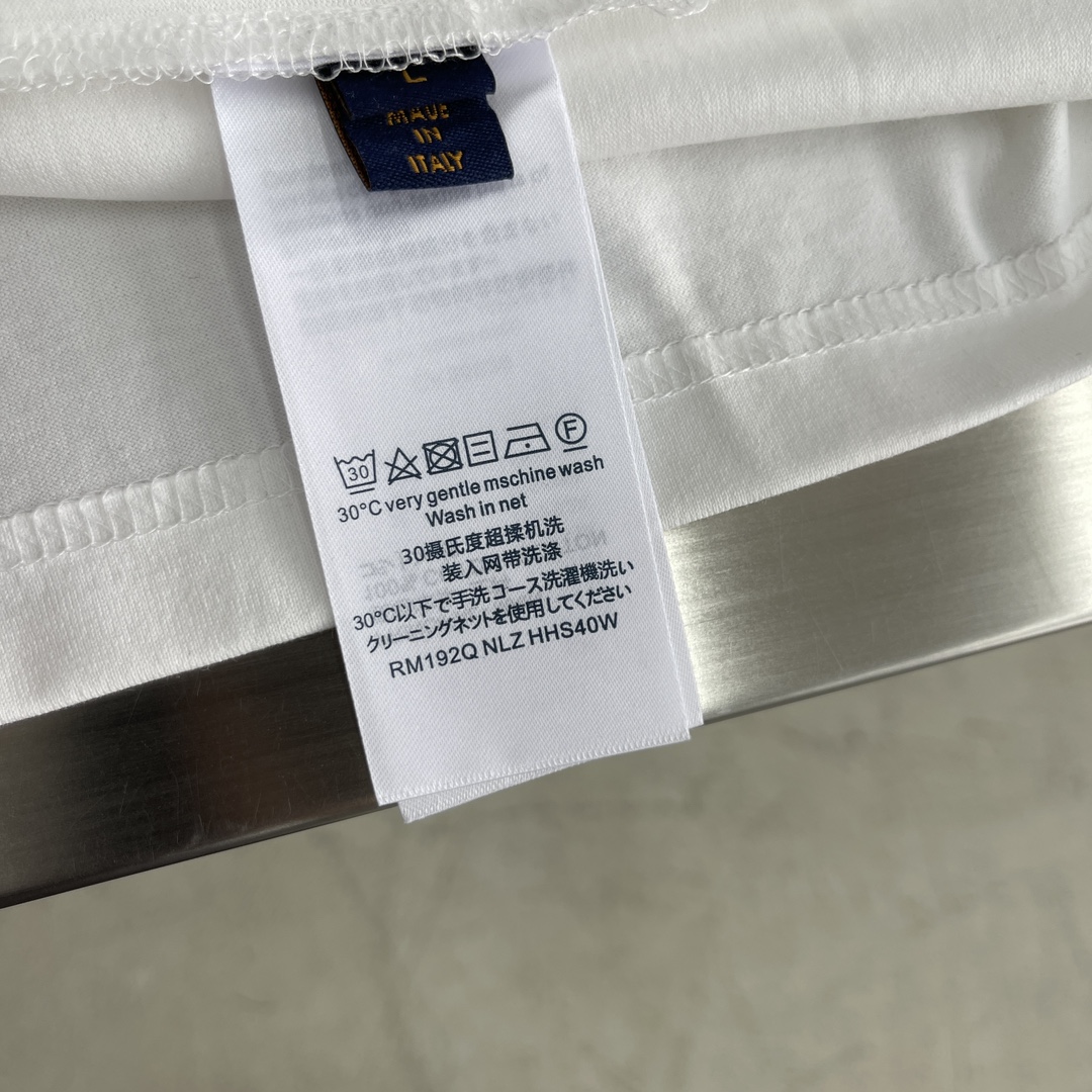 -驴牌   春夏新品时尚简约短袖，甄选定织索罗娜面料，舒适透气，久穿不易变形，衣领袖口双层撞色螺纹点缀，