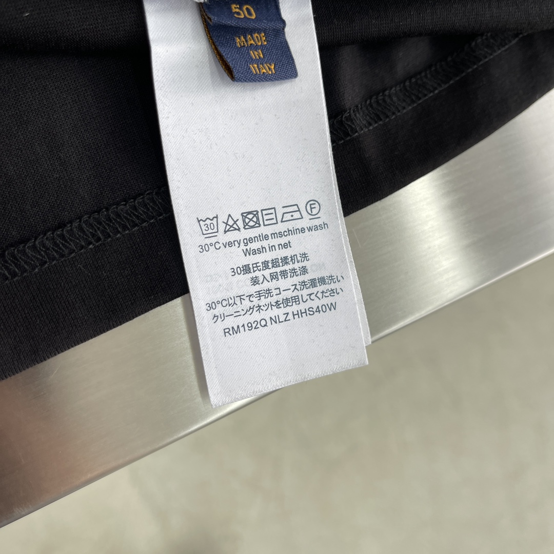 -驴牌   春夏新品时尚简约短袖，甄选定织索罗娜面料，舒适透气，久穿不易变形，衣领袖口双层撞色螺纹点缀，