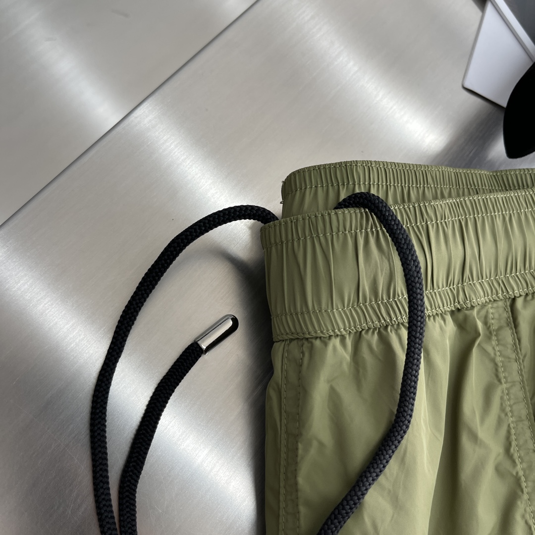 “Ami Sports Shorts: Techno-Sensitized Fabric, Logo Print, Various Sizes Available” - 图片 4