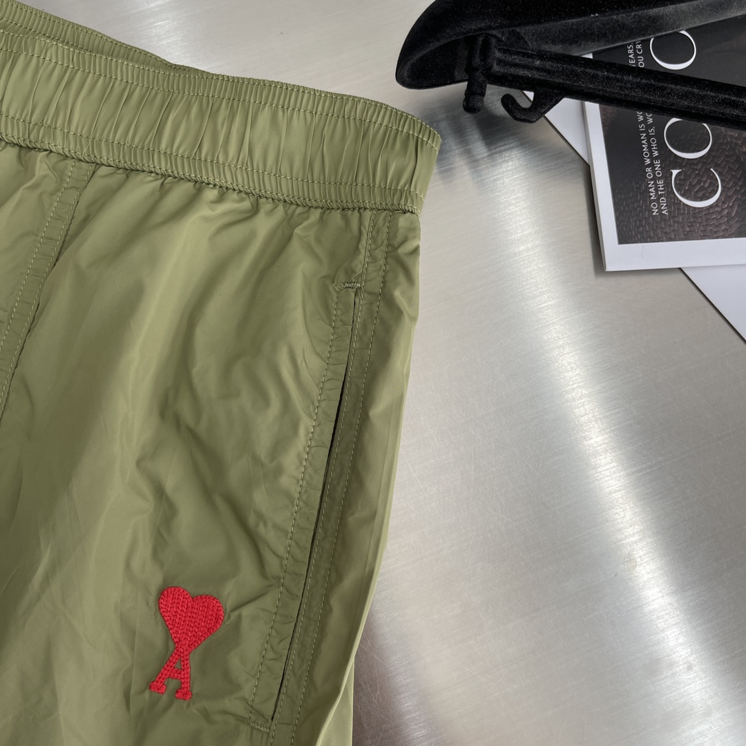 “Ami Sports Shorts: Techno-Sensitized Fabric, Logo Print, Various Sizes Available” - 图片 5