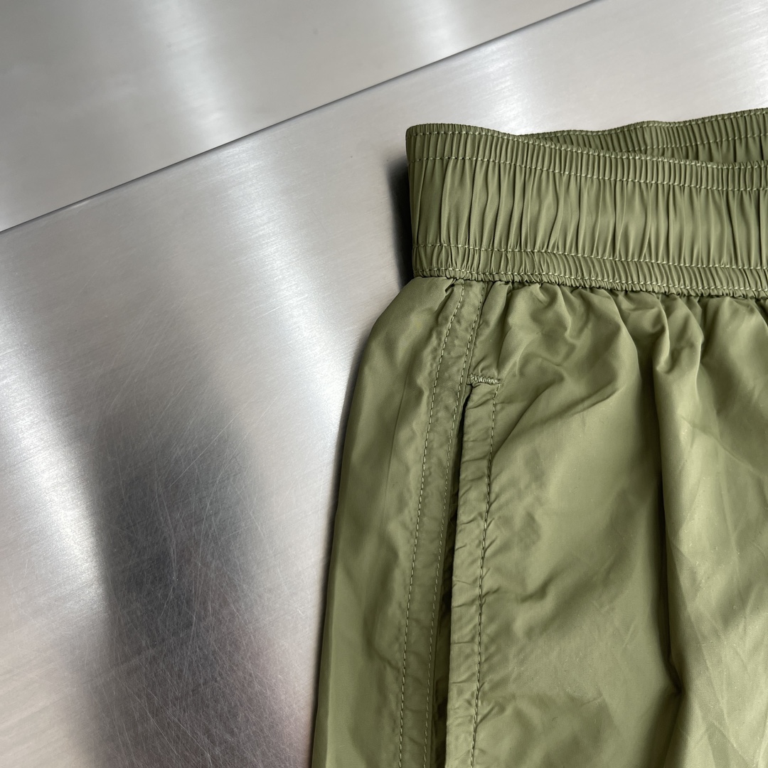 “Ami Sports Shorts: Techno-Sensitized Fabric, Logo Print, Various Sizes Available” - 图片 6