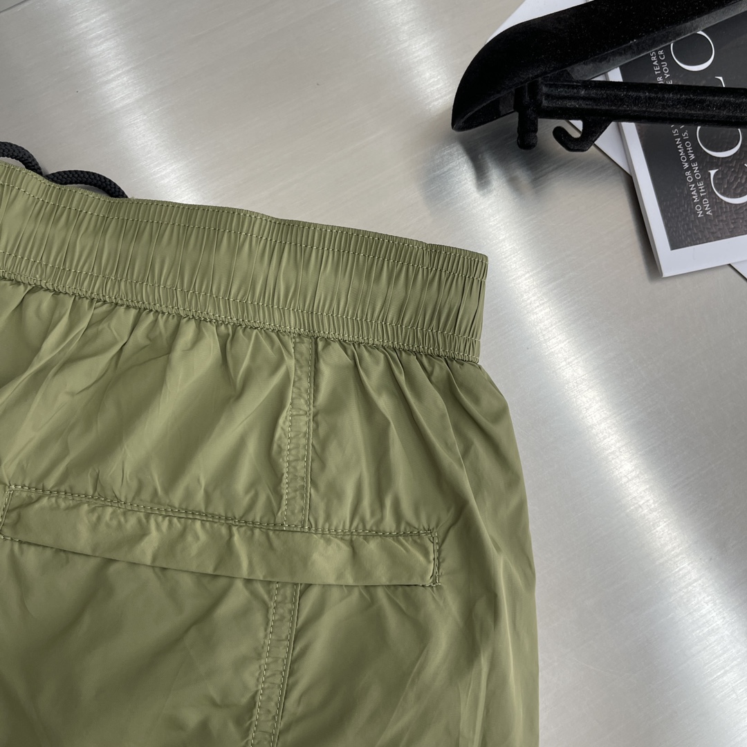 “Ami Sports Shorts: Techno-Sensitized Fabric, Logo Print, Various Sizes Available” - 图片 8
