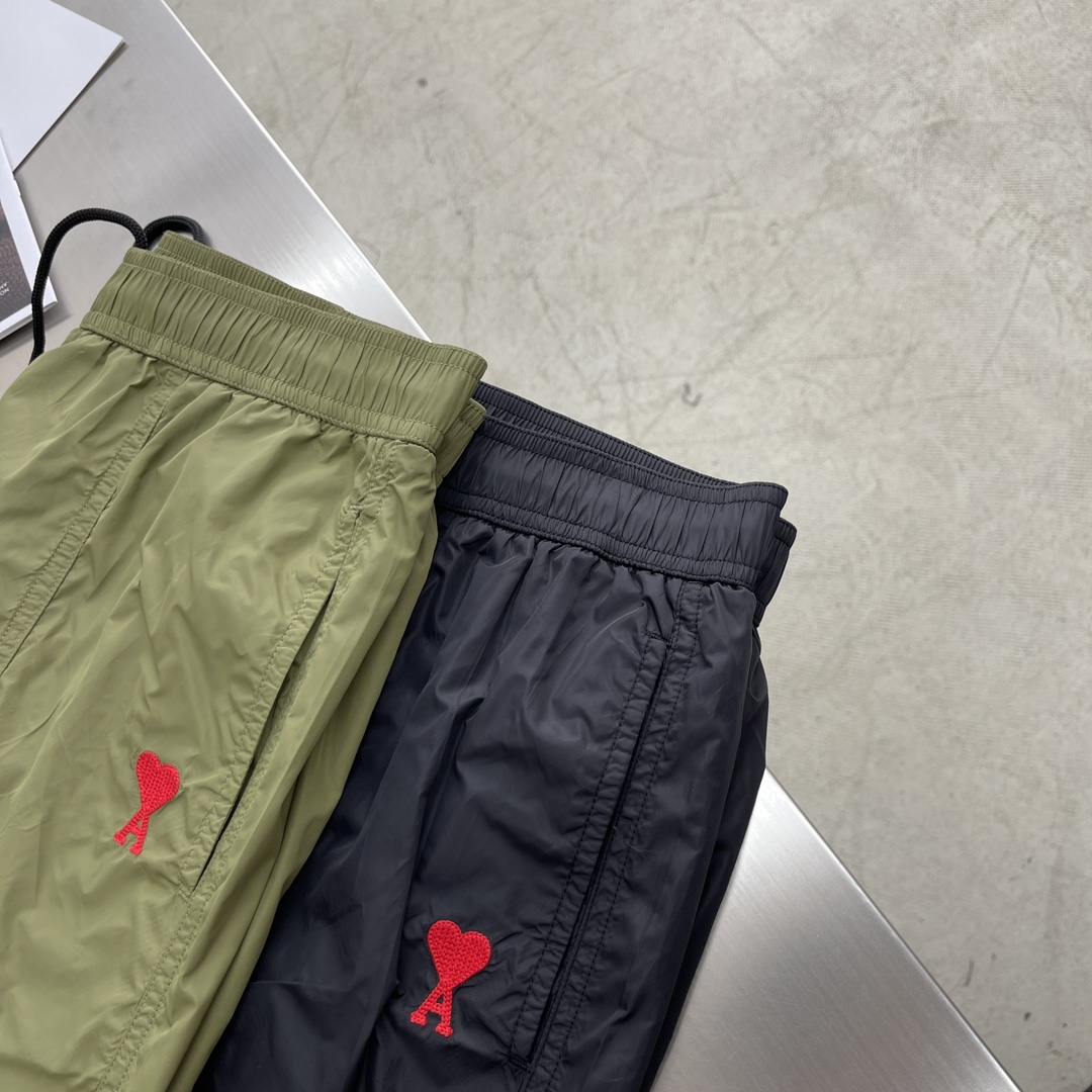 “Ami Sports Shorts: Techno-Sensitized Fabric, Logo Print, Various Sizes Available” - 图片 3