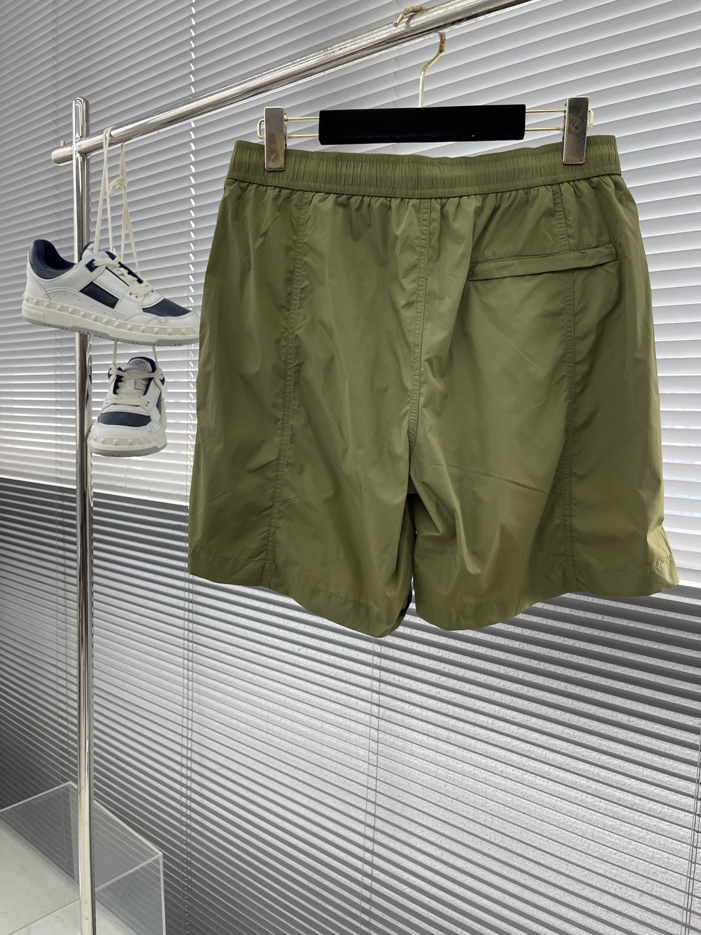 “Ami Sports Shorts: Techno-Sensitized Fabric, Logo Print, Various Sizes Available” - 图片 9