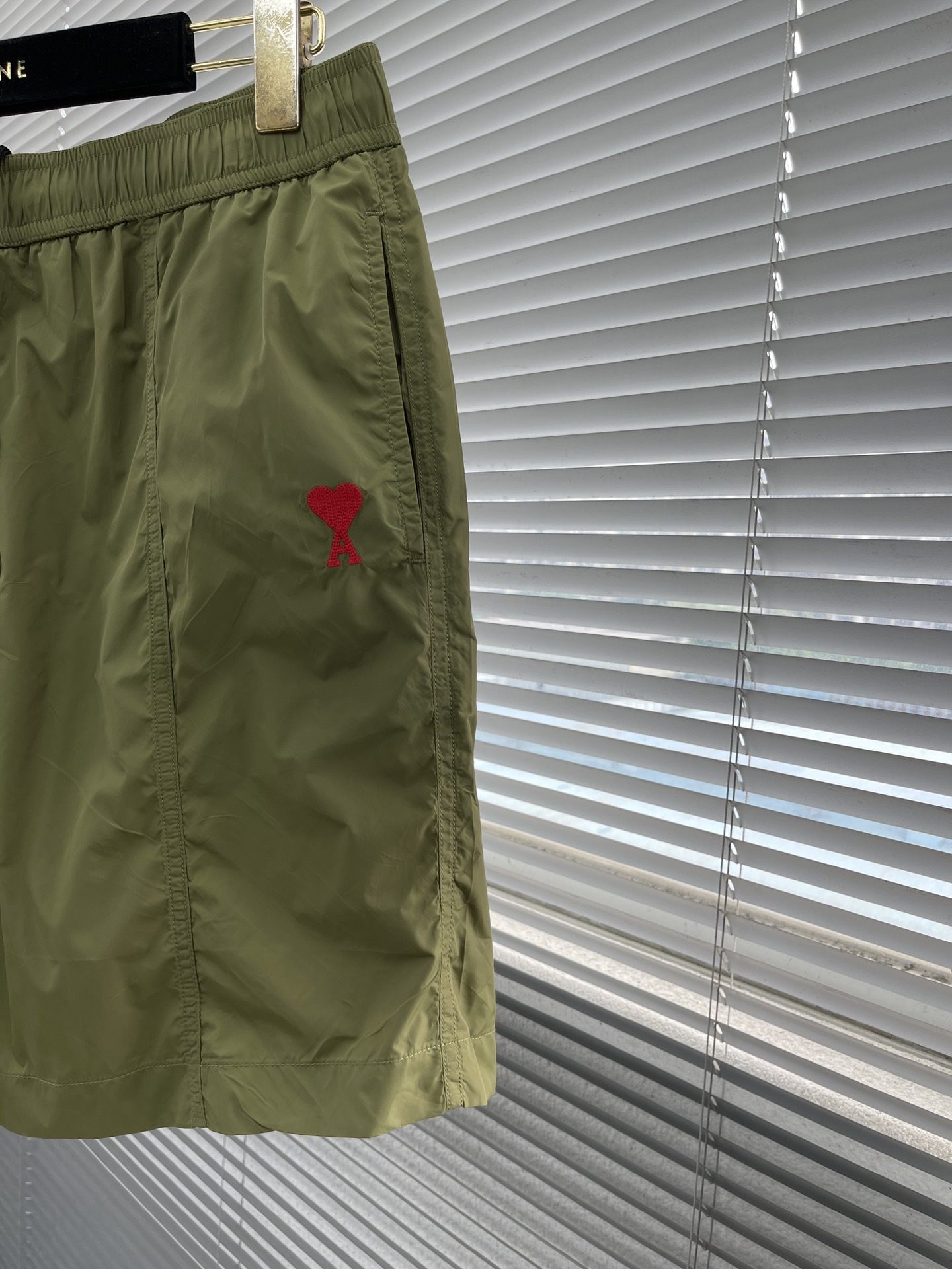 “Ami Sports Shorts: Techno-Sensitized Fabric, Logo Print, Various Sizes Available” - 图片 2