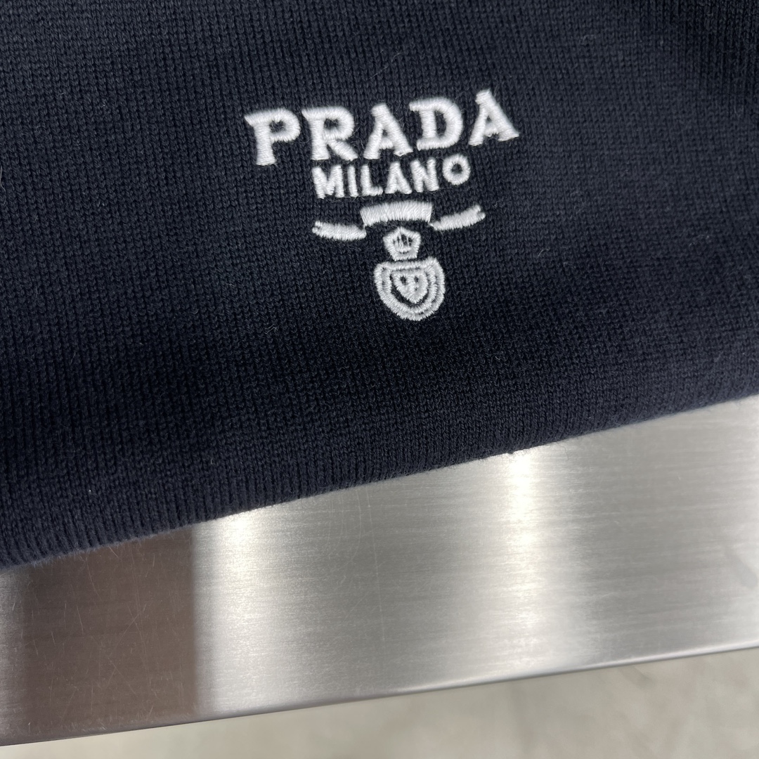 -Prad 刺绣翻领Polo衫定织细针16针毛织 舒适透气 挺括有型 标志性Prada刺绣徽标点缀正面 