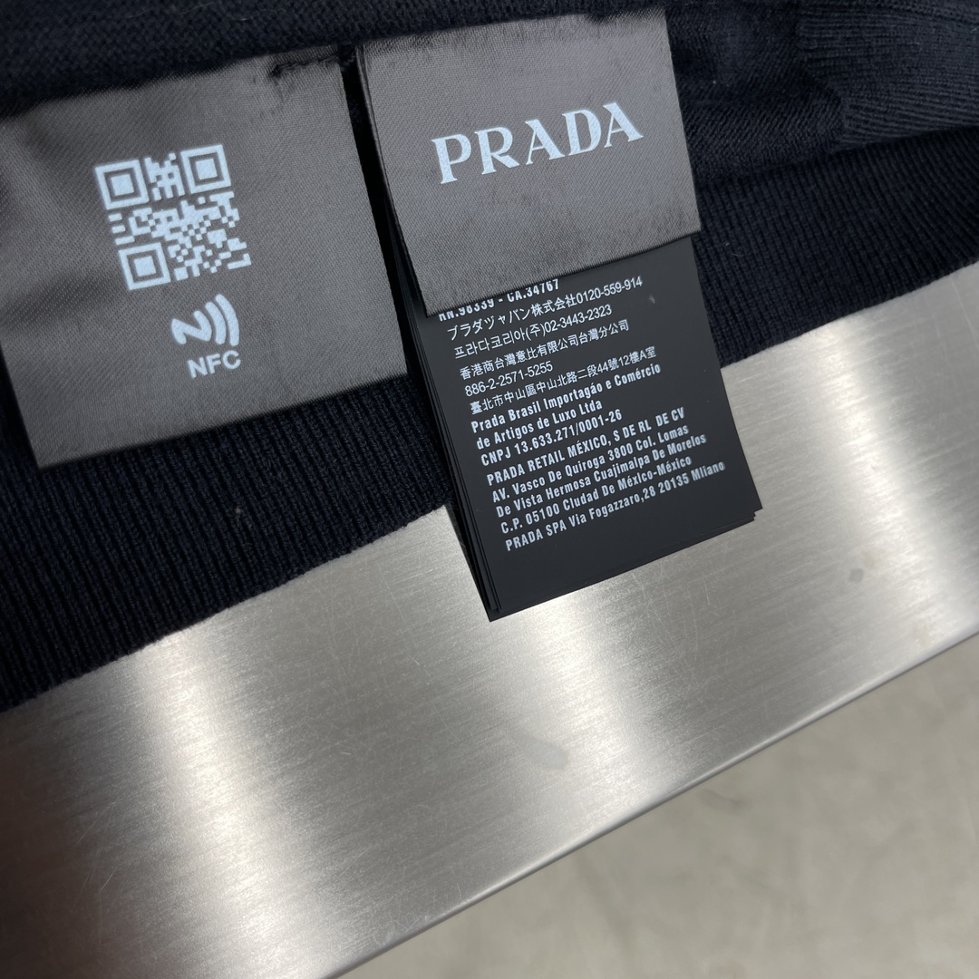 -Prad 刺绣翻领Polo衫定织细针16针毛织 舒适透气 挺括有型 标志性Prada刺绣徽标点缀正面 