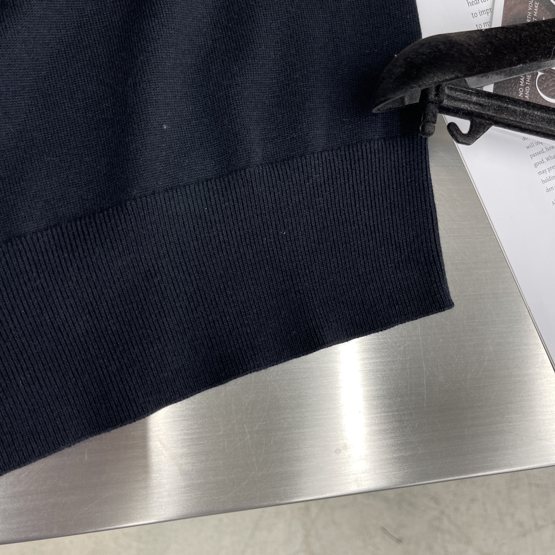 -Prad 刺绣翻领Polo衫定织细针16针毛织 舒适透气 挺括有型 标志性Prada刺绣徽标点缀正面 
