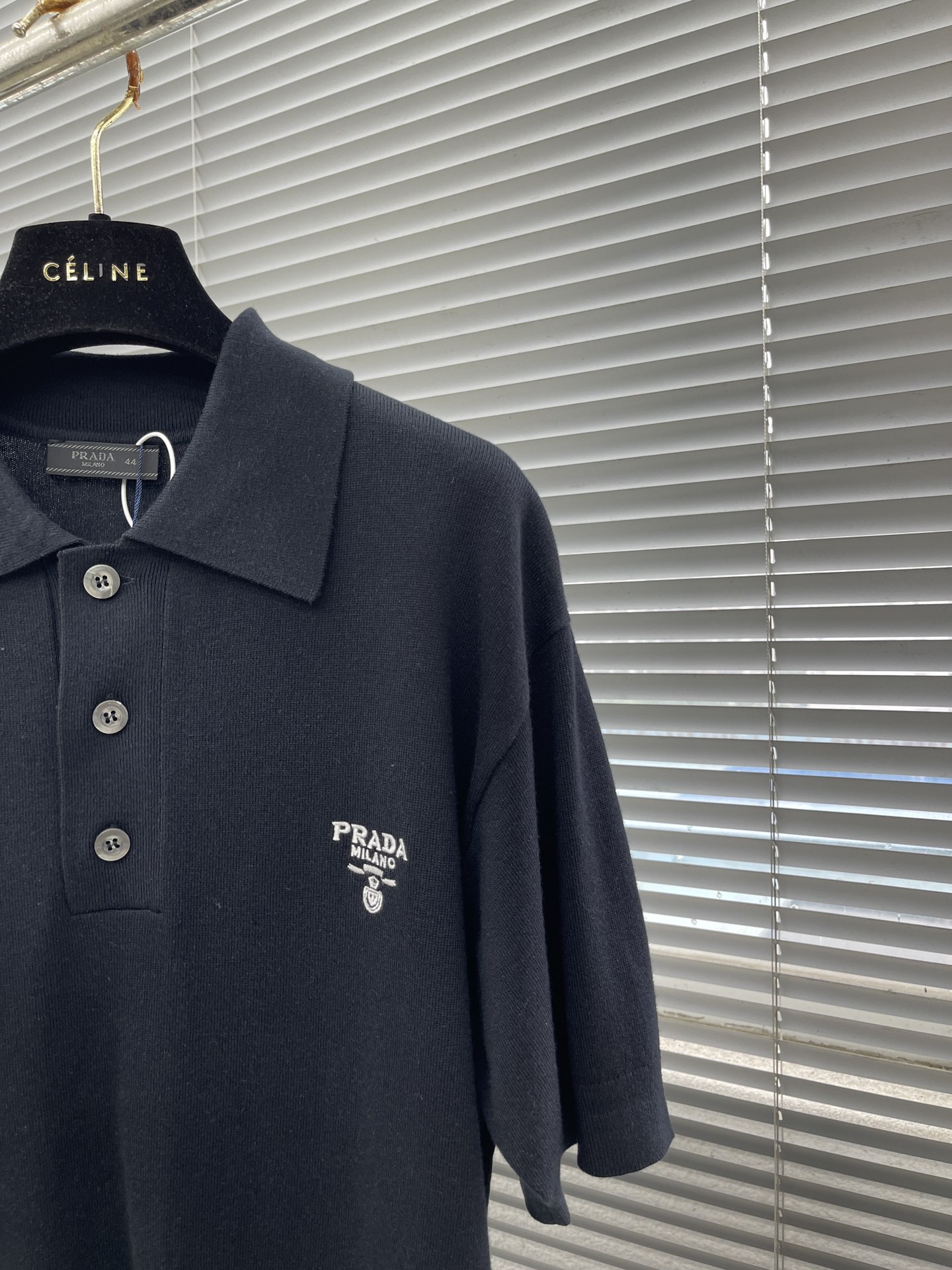 -Prad 刺绣翻领Polo衫定织细针16针毛织 舒适透气 挺括有型 标志性Prada刺绣徽标点缀正面 