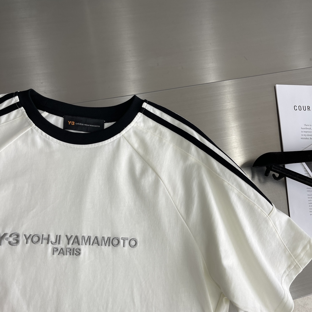 

-Y-3 25SS新款三杠织带短袖T恤，双纱精梳棉材质，柔软的面料触感，贴身穿着亲肤舒适，进口高端绣