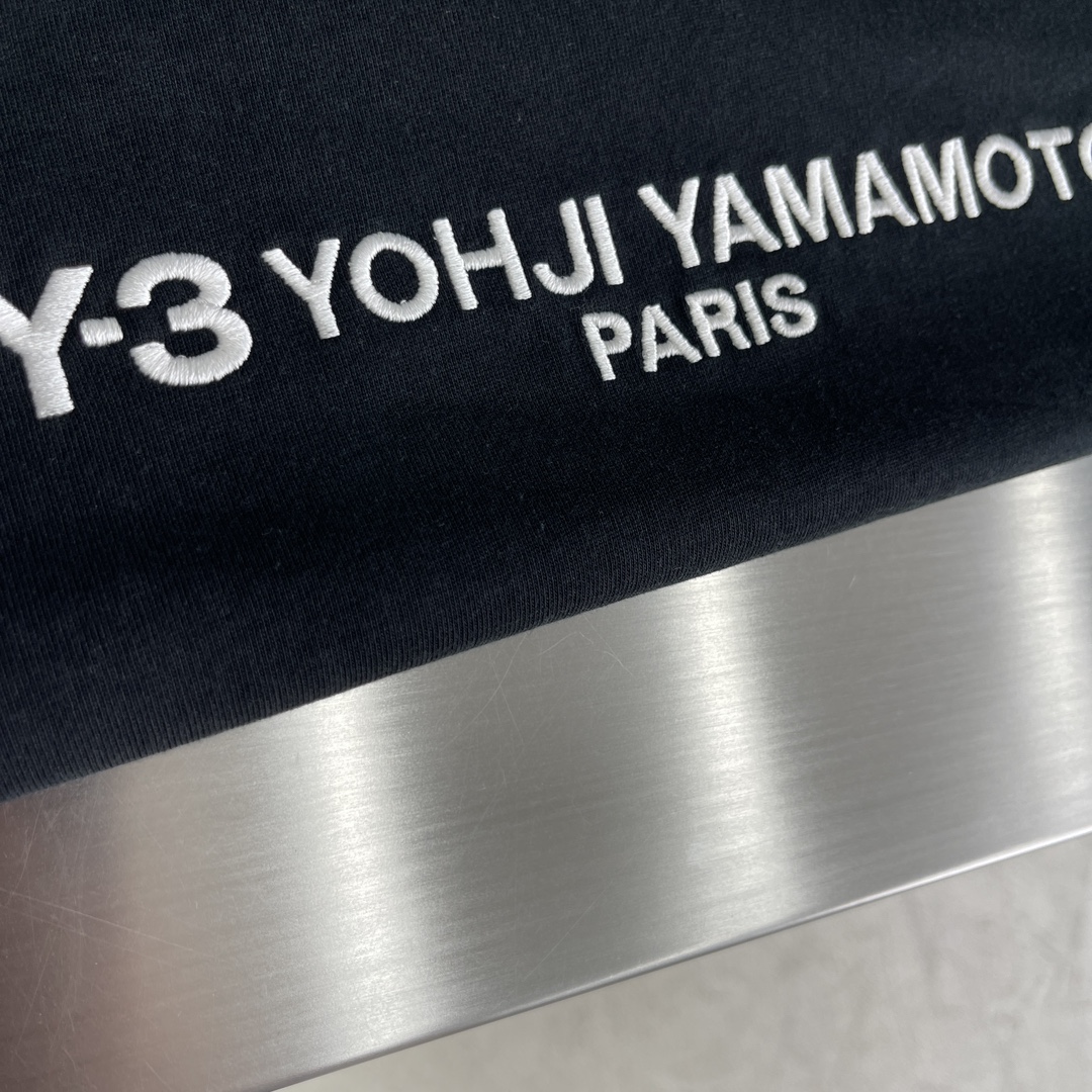 

-Y-3 25SS新款三杠织带短袖T恤，双纱精梳棉材质，柔软的面料触感，贴身穿着亲肤舒适，进口高端绣