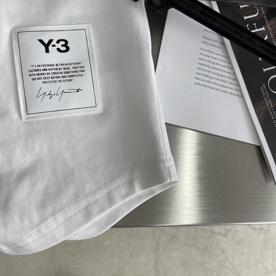 

-Y-3 2025SS新款圆领无袖T恤背心，采用重磅40支双纱精梳棉材质，柔软的面料触感，贴身穿着亲