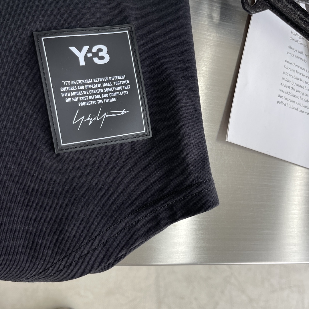 

-Y-3 2025SS新款圆领无袖T恤背心，采用重磅40支双纱精梳棉材质，柔软的面料触感，贴身穿着亲