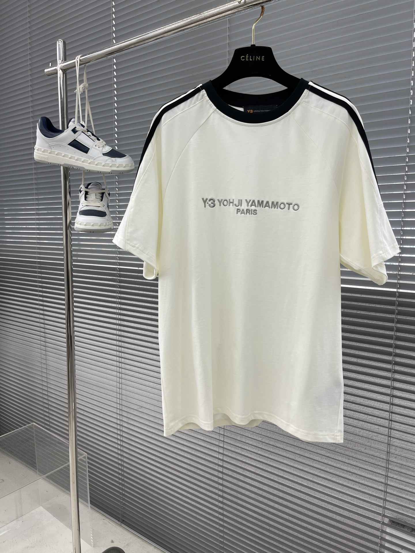 

-Y-3 25SS新款三杠织带短袖T恤，双纱精梳棉材质，柔软的面料触感，贴身穿着亲肤舒适，进口高端绣