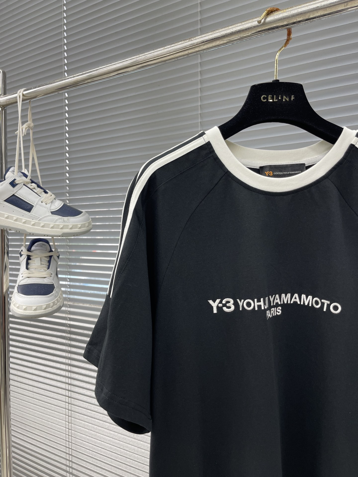

-Y-3 25SS新款三杠织带短袖T恤，双纱精梳棉材质，柔软的面料触感，贴身穿着亲肤舒适，进口高端绣