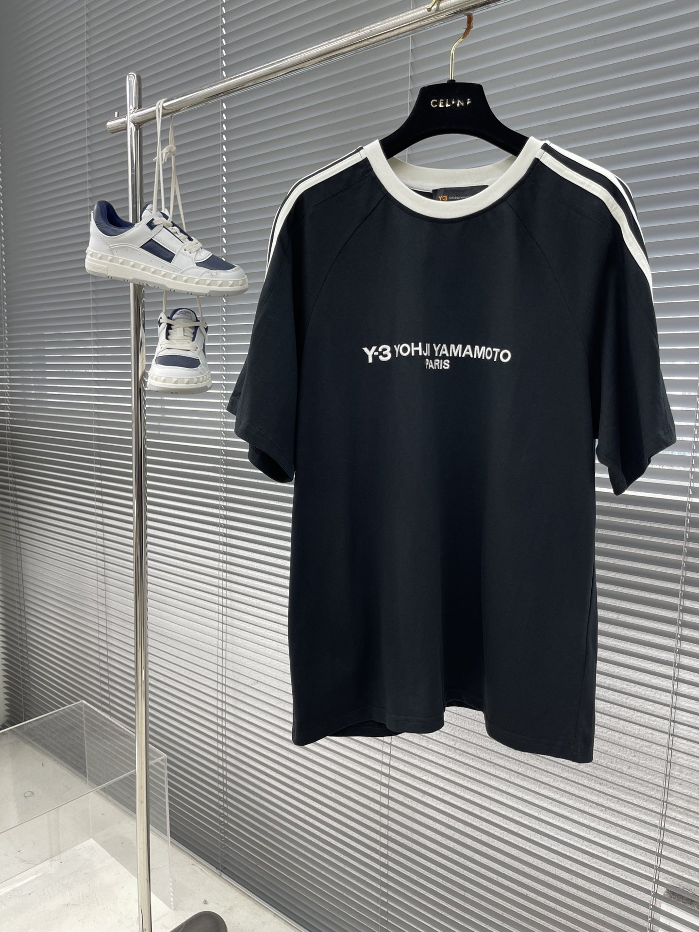 

-Y-3 25SS新款三杠织带短袖T恤，双纱精梳棉材质，柔软的面料触感，贴身穿着亲肤舒适，进口高端绣