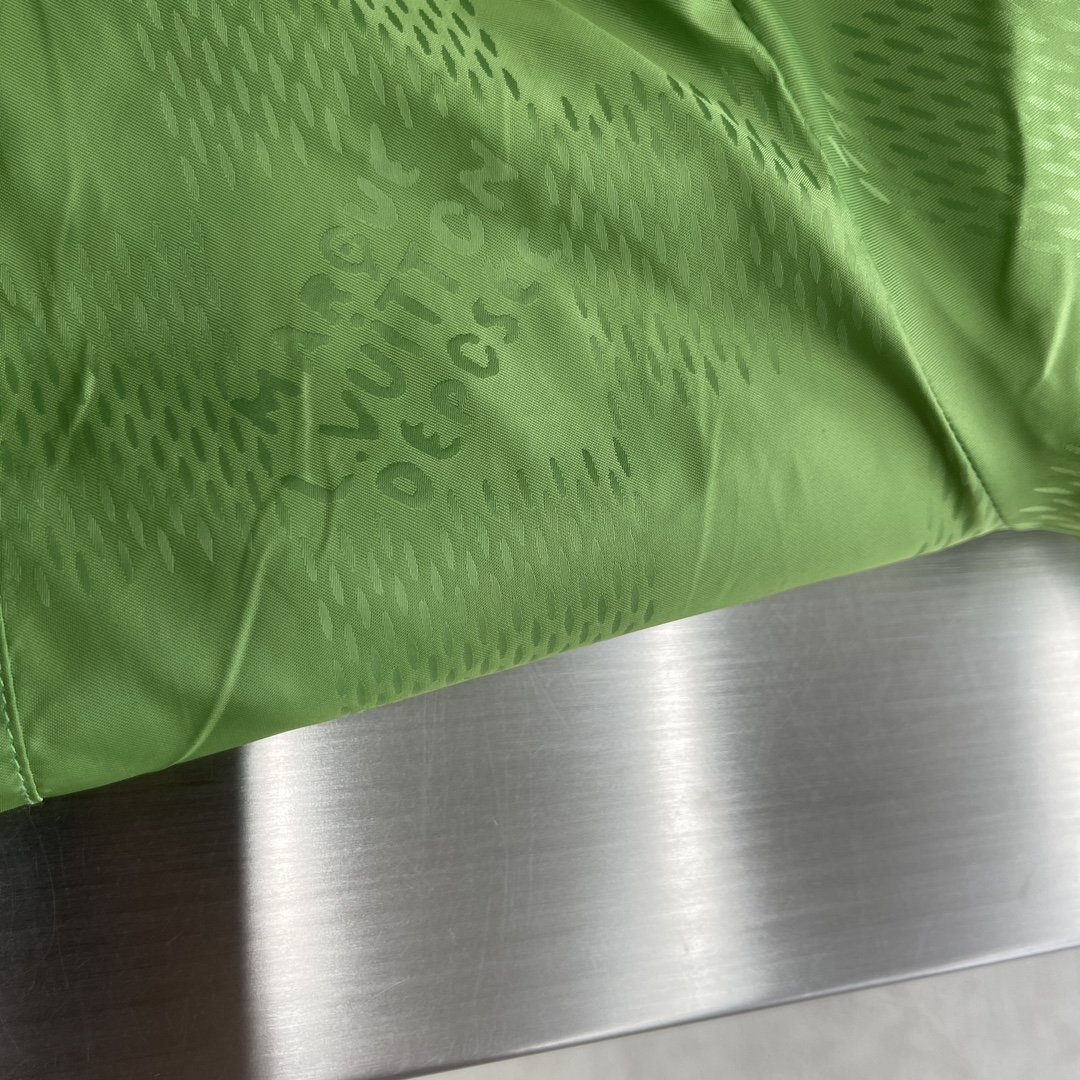 

-驴牌  双面防风夹克取材防水再生锦纶，成就换季时节的活力之选。纯色一面点缀 Marque L.Vu