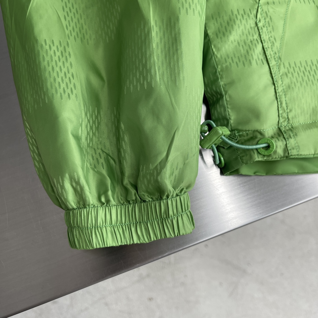 

-驴牌  双面防风夹克取材防水再生锦纶，成就换季时节的活力之选。纯色一面点缀 Marque L.Vu