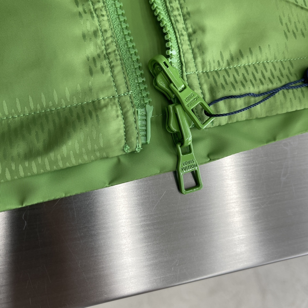 

-驴牌  双面防风夹克取材防水再生锦纶，成就换季时节的活力之选。纯色一面点缀 Marque L.Vu